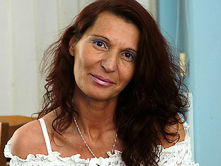 This horny mature slut loves to play with her pussy